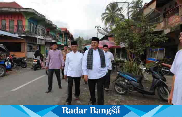 Bupati Benny Utama dan Mara Indak Sekda Pasaman, sambengi pasar Alahan Mati, dalam kegiatan Safari Ramadhan 1444 H. (Dok foto Anafiah)