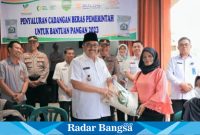 Bupati Benny Utama serahkan bantuan beras kepada masyarakat secara simbolis (Dok foto Anfiah)