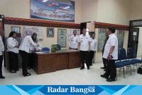 Pj.Bupati Pringsewu Adi Erlansyah melakukan  (sidak) ke sejumlah perangkat daerah di lingkungan Pemkab Pringsewu, Rabu 26/04/23 (dok.Humas For (Darmawan/Radar Bangsa)
