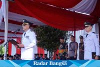 PJ. Bupati Pringsewu Adi Erlansyah saat memimpin upacara Peringatan Hari Ulang Tahun Kabupaten Pringsewu Ke 14, di Halaman Pemkab Pringsewu, Senin 03/04/2023.(dok.Hms/Darmawan/RadarBangsa)