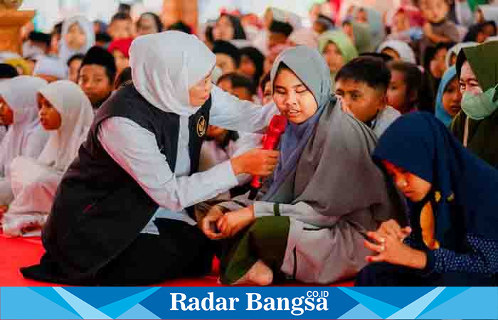  Gubernur Khofifah juga kembali berbagi ceria bersama anak-anak yatim piatu