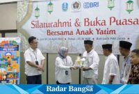 Ny Amaliyah Rahajeng Prihandini Wakil Pimpinan Wilayah/Regional Operation Head dan Ginandjar Koesoemardhani, Kepala Bagian Logistik Kanwil saat memberikan bingkisan di Jl Taman Apsari Surabaya, Jumat (14/3/2023) petang, (Dok foto PWI for RadarBangsa.co.id)