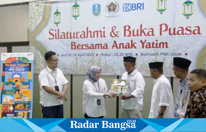 Ny Amaliyah Rahajeng Prihandini Wakil Pimpinan Wilayah/Regional Operation Head dan Ginandjar Koesoemardhani, Kepala Bagian Logistik Kanwil saat memberikan bingkisan di Jl Taman Apsari Surabaya, Jumat (14/3/2023) petang, (Dok foto PWI for RadarBangsa.co.id)