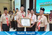 Bupati Lamongan Yuhronur Efendi saat menutup Rapat Kerja Cabang Gerakan Pramuka Lamongan dan serahkan piagam, di Aula Gajah Mada Lt. 7 Pemkab Lamongan, Rabu (5/3). (Dok  foto Pemkab Lamongan for RadarBangsa.co.id)