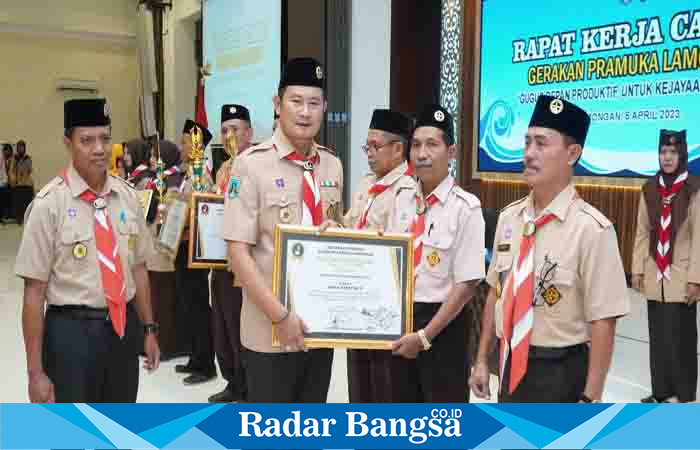 Bupati Lamongan Yuhronur Efendi saat menutup Rapat Kerja Cabang Gerakan Pramuka Lamongan dan serahkan piagam, di Aula Gajah Mada Lt. 7 Pemkab Lamongan, Rabu (5/3). (Dok  foto Pemkab Lamongan for RadarBangsa.co.id)