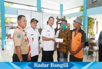 Pak Yes siang ini berkesempatan menyalurkan secara langsung bantuan ROSELA kepada 5 lansia di Kelurahan Sidokumpul, di masing-masing rumah lansia.Rabu (5/4) (Dok pemkab Lamongan for RadarBangsa.co.id)