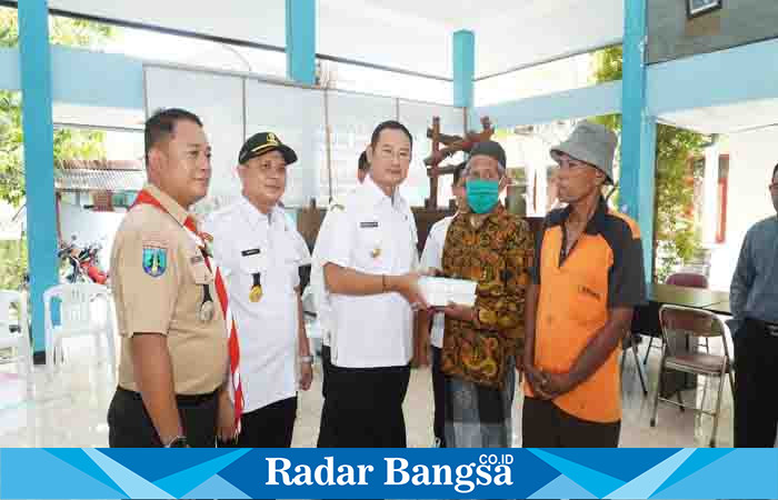 Pak Yes siang ini berkesempatan menyalurkan secara langsung bantuan ROSELA kepada 5 lansia di Kelurahan Sidokumpul, di masing-masing rumah lansia.Rabu (5/4) (Dok pemkab Lamongan for RadarBangsa.co.id)