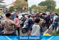 Suasana PWI Sidoarjo berbagi Takjil,Kamis (13/4) di depan balai wartawan Sidoarjo (Foto : Rino Tutuko )