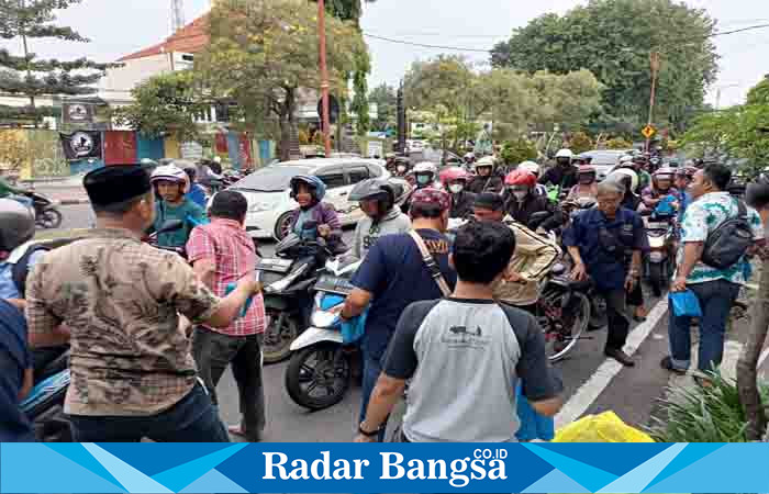 Suasana PWI Sidoarjo berbagi Takjil,Kamis (13/4) di depan balai wartawan Sidoarjo (Foto : Rino Tutuko )