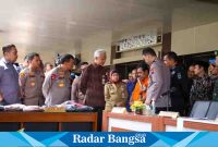 Gubernur Jawa Tengah Ganjar Pranowo dan Kapolres Batang AKBP Saufi Salamun dan epala Polda Jateng Irjen Polisi Ahmad Luthfi saat Konferensi Pers di Mapolres Batang,Selasa (11/4/2023) (Dok foto Humas Polda Jateng for Agus P/RadarBangsa.co.id)