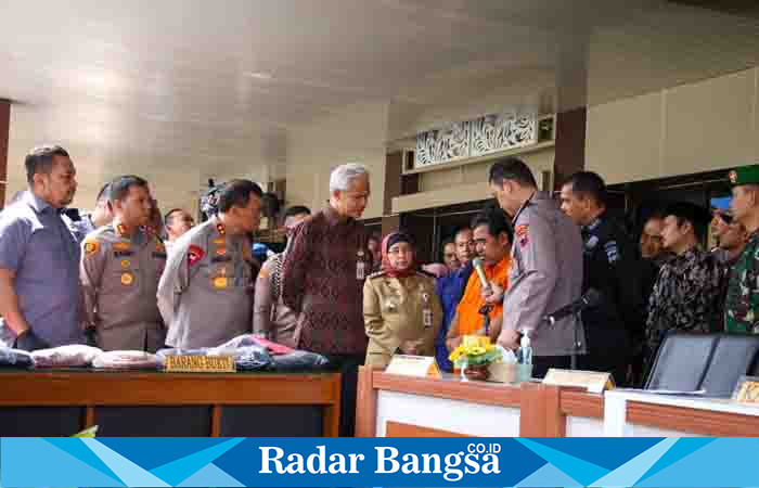 Gubernur Jawa Tengah Ganjar Pranowo dan Kapolres Batang AKBP Saufi Salamun dan epala Polda Jateng Irjen Polisi Ahmad Luthfi saat Konferensi Pers di Mapolres Batang,Selasa (11/4/2023) (Dok foto Humas Polda Jateng for Agus P/RadarBangsa.co.id)