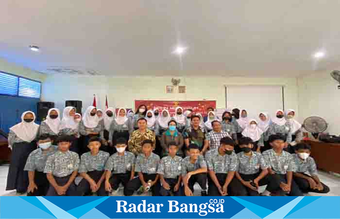 LBH Ratu Adil bersama para siswa SMP Negeri 25 semarang,didampingi oleh guru bimbingan konseling berfoto bersama (Dok foto OKI)