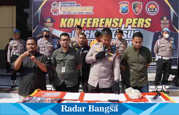 Kapolresta tunjukan barang bukti dll ,Selasa (4/3) Di Halaman  polresta sidoarjo (Foto : Rino Tutuko )