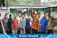 Bupati sidak korban puting beliung ,Juma at (31/3) Di Taman (Foto : Rino Tutuko )