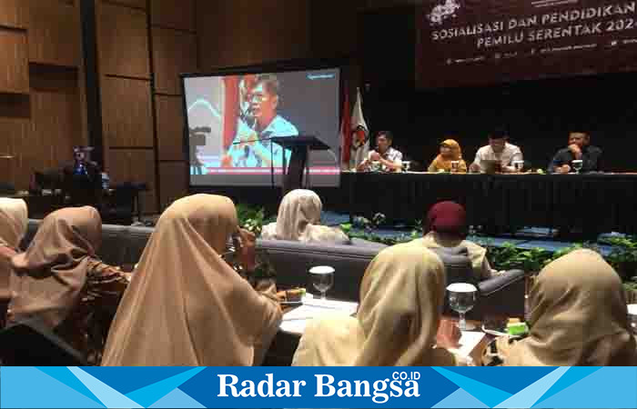 Emak emak mendengarkan sosialisasi pemilu ,Minggu (9/4) di Aston Hotel (Foto: Rino Tutuko )