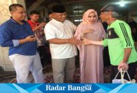 Pasangan anggota dewan membagikan ribuan paket sembako,Senin(10/4) Di Sugiwaras (Foto : Rino Tutuko )