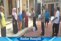 Polsek krembung  berbagi ke Guru TPQ ,Rabu (12/4) Di Krembung (Foto : Rino Tutuko )