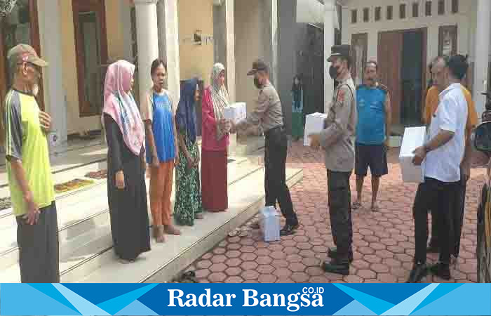 Polsek krembung  berbagi ke Guru TPQ ,Rabu (12/4) Di Krembung (Foto : Rino Tutuko )