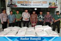 Kapolres beri bantuan pembagunan untuk masjid ,Kamis (13/4) di Taman (Foto :Rino Tutuko )