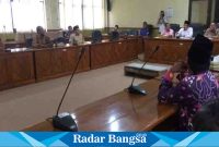 Suasana hearing  HPP dengan Komisi Komisi A B ,Disperindag dan Pol PP ,Kemis (13/4) di Kantor Dewan (Foto : Rino Tutuko )