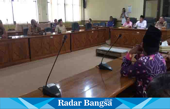 Suasana hearing  HPP dengan Komisi Komisi A B ,Disperindag dan Pol PP ,Kemis (13/4) di Kantor Dewan (Foto : Rino Tutuko )