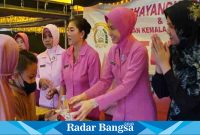 Ibu ibu bhayangkari berbagi penduli sesama,Kamis (13/4) di Sidoarjo (Foto : Rino Tutuko )