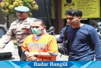 Pelaku digiring polisi ,Jum at (14/4) di Polresta (Foto : Rino Tutuko )