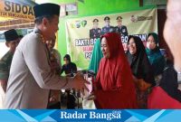 Polresta beri bantuan pada warga,Jumat (14/4) di Kletingsari (Foto: Rino Tutuko )