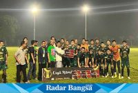 Kegiatan bola bersama anggota dewan Gus Wawan ,Minggu (17/4) di Sukodono (Foto : Rino Tutuko )
