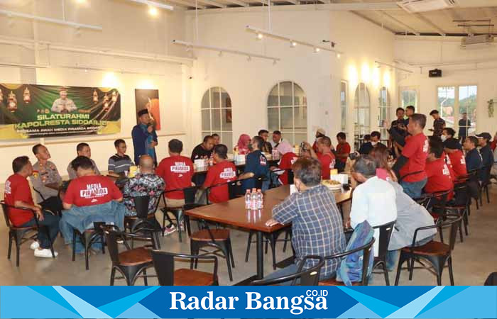 Kapolresra Bincang santai dengan media ,Minggu (16/4) di Sidoarjo (Foto :Rino Tutuko)