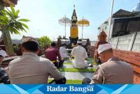  Anggota polresta melakukan sembayang di Pure kertha ,Rabu (5/4) Di Bhayangkara (Foto : Rino Tutuko )