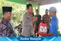 Polresta berbagi di desa Tebel ,Kamis (6/4) (Foto:Rino Tutuko )