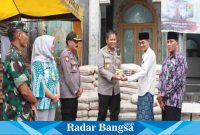 Kapolresta beri bantuan semen ke masjid Ar Rohmah ,kemis(6/4) Di Tebel (Foto: Rino Tutuko )