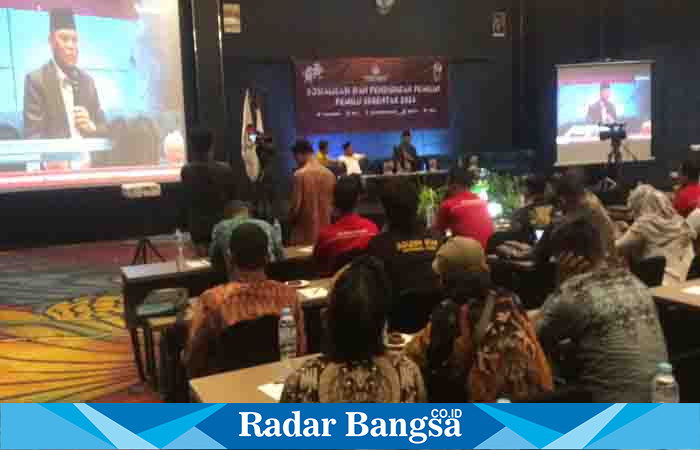 Rahmat muhajirin menberikan penjelasan dalam sosialisai ,Sabtu (8/4) Di Luminor Sidoarjo (Foto : Rino Tutuko )