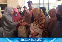 Hj Mimik Idayana membagikan sembako ,Minggu (9/4) Di kediaman Desa Sugiwaras (Foto : Rino Tutuko )