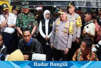 Panglima ,Kapolri dan Gubenur tinjau arus Mudik ,Selasa (18/4) di Terminal Bungurasi (Foto : Rino Tutuko )