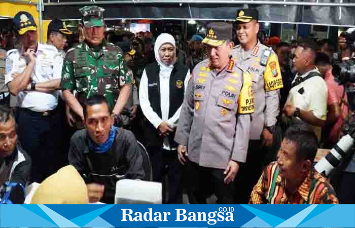 Panglima ,Kapolri dan Gubenur tinjau arus Mudik ,Selasa (18/4) di Terminal Bungurasi (Foto : Rino Tutuko )