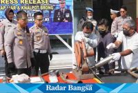 Kapolresta tunjukan pemusnahan kenalpot brong,Selasa (4/4) di polresta (Foto : Rino Tutuko )
