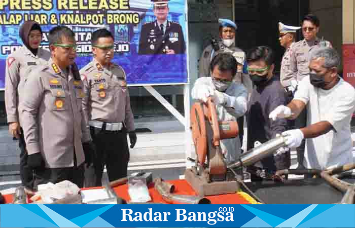 Kapolresta tunjukan pemusnahan kenalpot brong,Selasa (4/4) di polresta (Foto : Rino Tutuko )