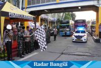 Kapolresta berangkatkan  bis mudik gratis ,Selasa (18/4) di Bungurasi (Foto ; Rino Tutuko )