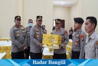 apolresta berikan parcel pada anggotanya,(Senin 17/4) di Polresta ( Foto : Rino Tutuko )