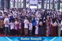 Bupati beri santunan ke anak yatim dari SPN (Serikat Pekerja Nasionala PT Ecco Indonasia, Senin (3/4) di Pendopo Kabupaten (Foto: Rino Tutuko )