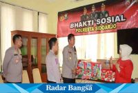 Polresta beri pada balita,Kamis (6/4) di Sidoarjo (Foto : Rino Tutuko )