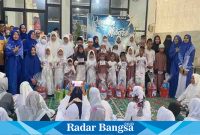 PT. Arminareka Perdana saat berbagi ke anak Yatim, Rabu (12/4/2023), (Dok foto Surah)