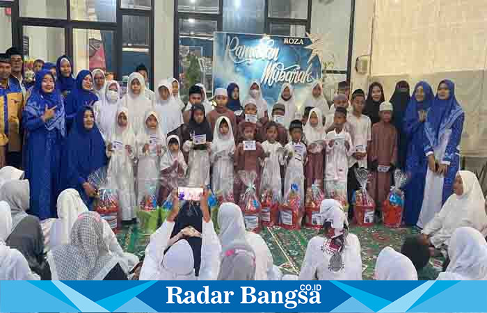 PT. Arminareka Perdana saat berbagi ke anak Yatim, Rabu (12/4/2023), (Dok foto Surah)