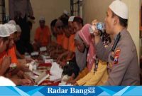  Kapolres Sumenep AKBP Edo Satya Kentriko, S.H., S.I.K., M.H., buka bersama dengan para tahanan, Sabtu (15/04/2023). (Dok foto Humas Polres Sumenep for Surah)