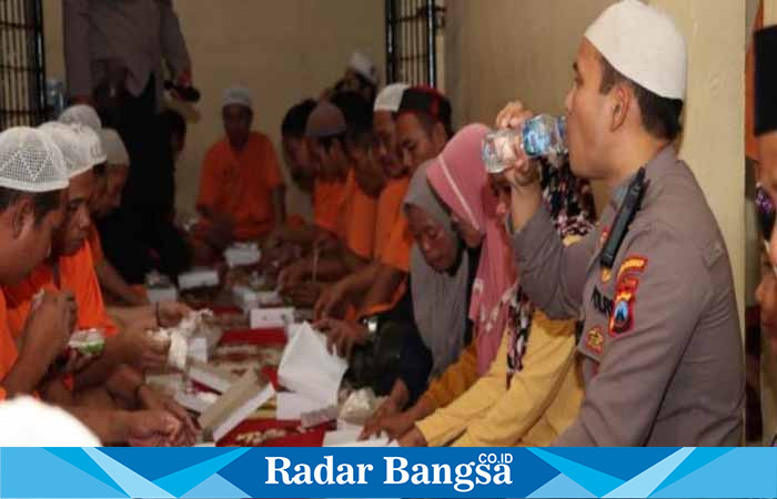  Kapolres Sumenep AKBP Edo Satya Kentriko, S.H., S.I.K., M.H., buka bersama dengan para tahanan, Sabtu (15/04/2023). (Dok foto Humas Polres Sumenep for Surah)