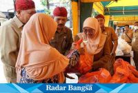  Wakil Bupati (Wabup) Sumenep Hj. Dewi Khalifah saat membuka Pasar Murah Ramadan, di Lapangan Gotong Royong, Selasa (18/04/2023) (Dok foto Surah)
