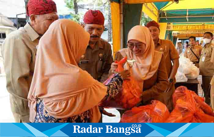  Wakil Bupati (Wabup) Sumenep Hj. Dewi Khalifah saat membuka Pasar Murah Ramadan, di Lapangan Gotong Royong, Selasa (18/04/2023) (Dok foto Surah)