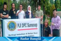  Persatuan Jurnalis Indonesia Sumenep gelar bhakti sosial kemanusiaan dengan berbagi takjil Ramadhan di area taman Adipura Sumenep. Kamis, 06/04/2023. (Dok foto PJI/Surah RadarBangsa.co.id)